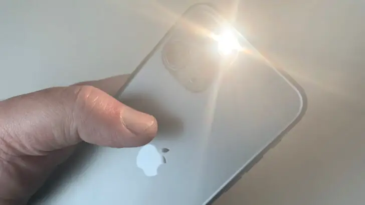 A zseblámpa be- és kikapcsolása az iPhone 13/13 Pro / 13 Pro Max / 13 Mini készüléken