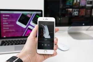 使用手機上的 Sptify 應用程式控製家中的音樂。 Spotify 服務由瑞典斯德哥爾摩的新創公司 Spotify AB 開發