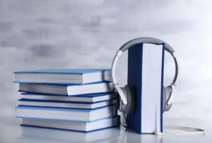耳機和桌子上的書。 有聲讀物的概念