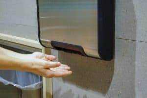 在公共廁所 WC 的現代立式乾手器中乾手濕手