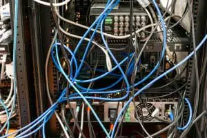 2020 年科學實驗室的電子設備機架上，用拉鍊綁在一起的電源插座和纏結的電纜錯綜複雜