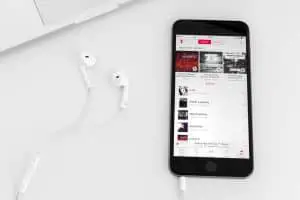 新 iPhone 6 Plus 是由 Apple Inc. 開發的智能手機。Apple 發布了用於收聽音樂和廣播的新服務。