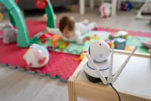 嬰兒監視器監控攝像頭觀看 5 個月大的孩子獨自在家玩耍