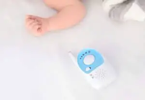 嬰兒監視器和睡在床上的孩子。