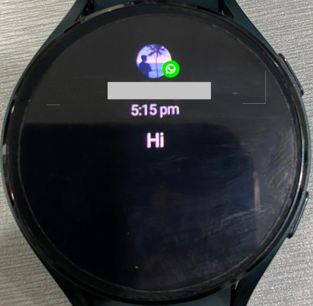 Galaxy Watch 5 で WhatsApp メッセージに返信するには、「メッセージ」をタップします